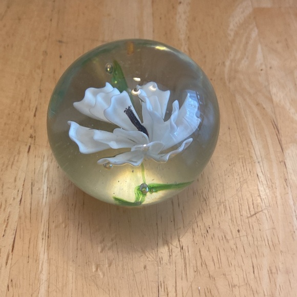 Vintage art glass flower paper weight. There is a small dent on bottom side - Picture 3 of 6